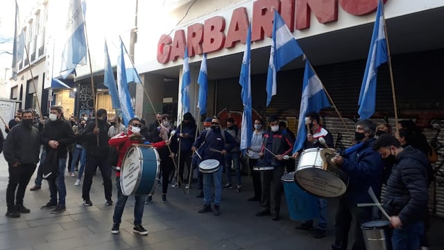 Protesta de Empleados de Comercio frente a Garbarino en Rosario