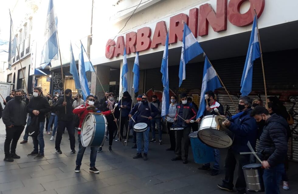 Garbarino reabrió sus locales en Rosario y pagó parte de lo que debía a empleados