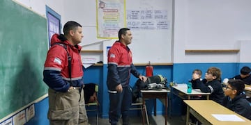 Los bomberos voluntarios de Punta Alta brindaron una capacitación en la EP 8