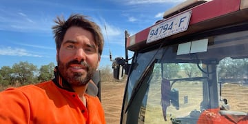 El cordobés es contador público pero en Australia se dedica a cultivar tomates.