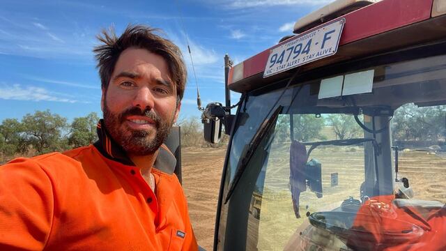 El cordobés es contador público pero en Australia se dedica a cultivar tomates.