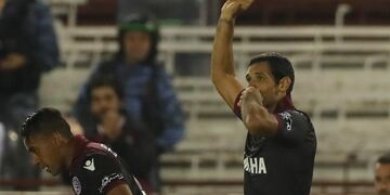 BAS018. BUENOS AIRES (ARGENTINA), 18/04/2017.- Josu00e9 Sand (d) de Lanu00fas celebra el segundo gol ante Zulia, hoy, martes 18 de abril de 2017, durante un partido entre el Lanu00fas argentino y el Zulia venezolano por la fase de grupos de la Copa Libertadores, en e