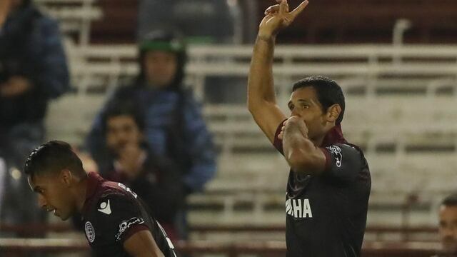 BAS018. BUENOS AIRES (ARGENTINA), 18/04/2017.- Josu00e9 Sand (d) de Lanu00fas celebra el segundo gol ante Zulia, hoy, martes 18 de abril de 2017, durante un partido entre el Lanu00fas argentino y el Zulia venezolano por la fase de grupos de la Copa Libertadores, en e