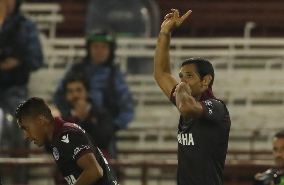 Lanús goleó 5 a 0 al Zulia venezolano y llegó a la cima del Grupo 7