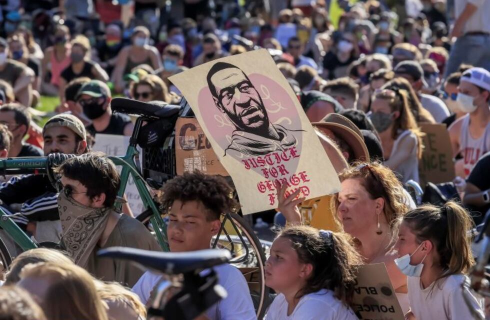 Según la autopsia oficial, George Floyd murió por "homicidio" debido a una "compresión del cuello"