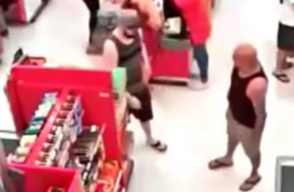 La reacción de un padre contra un sujeto que fotografiaba a su hija debajo de la pollera