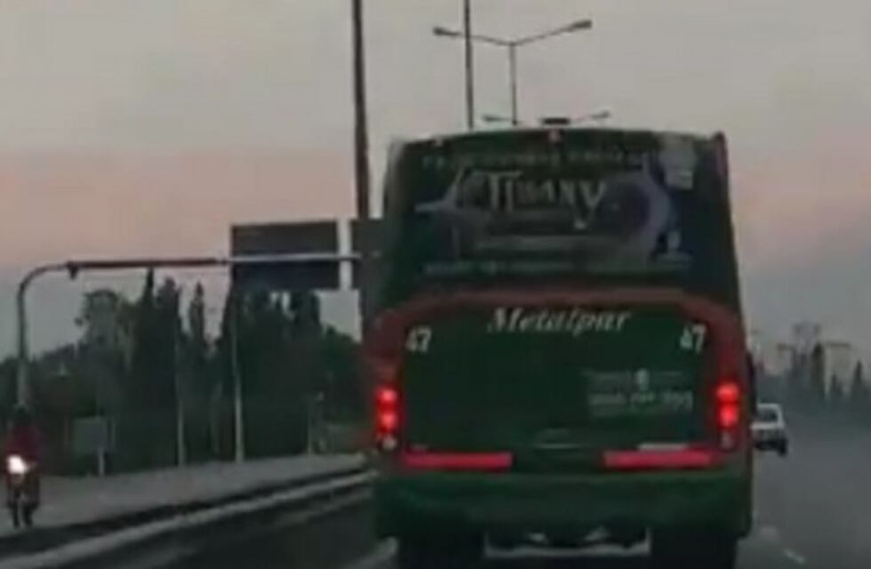 Un micro a toda velocidad por el acceso este