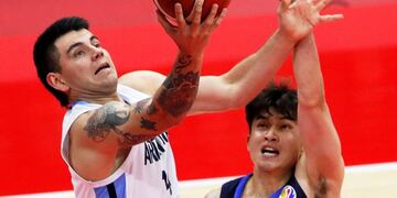 Wuhan (China), 31/08/2019\u002E- Gabriel Deck (L) of Argentina in action against Lee Dae-sung (R) of South Korea during the FIBA Basketball World Cup 2019 group B match between Argentina and South Korea in Wuhan, China, 31 August 2019\u002E (Baloncesto, Corea del Sur) EFE/EPA/MADE NAGI