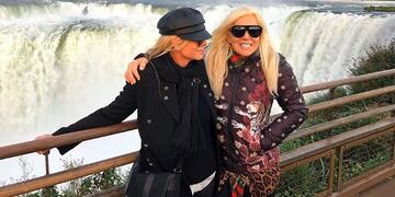 Susana Giménez y su hija Mercedes Sarrabayrouse en el balcón principal de la Garganta del Diablo\u002E (Medios de Iguazú)