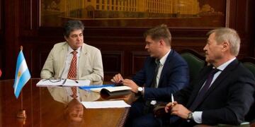 El secretario de Energía, Sergio Lanziani, con directivos de la empresa rusa especializada en energía nuclear\u002E (Sec\u002E Energía)