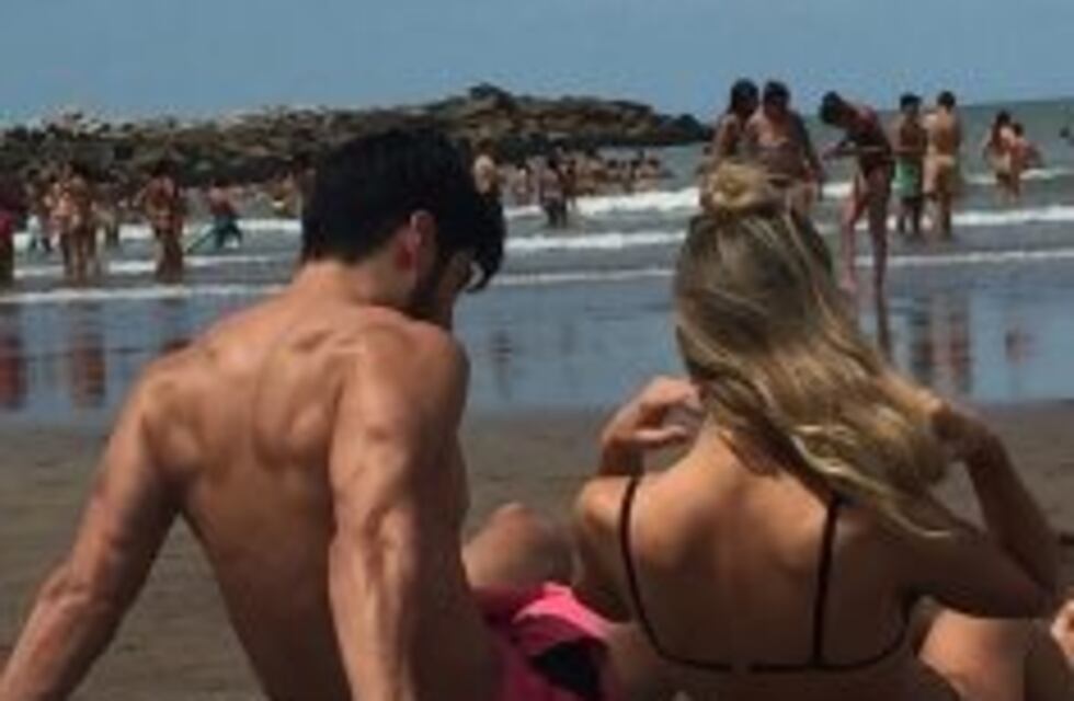 Facundo Moyano, relax y playa con Eva Bargiela, la azafata del programa de Guido Kaczka