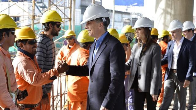 BUENOS AIRES (ARGEBNTINA), 2/5/2016.- Fotografu00eda cedida por Presidencia del mandatario argentino, Mauricio Macri (c), quien saluda a un grupo de trabajadores hoy, lunes 02 de mayo de 2016, durante un recorrido por las obras del Viaducto de Puente La Noria, en la localidad bonaerense de Lomas de Zamora (Argentina). Macri reiteru00f3 hoy que Argentina ha empezado a generar empleo de