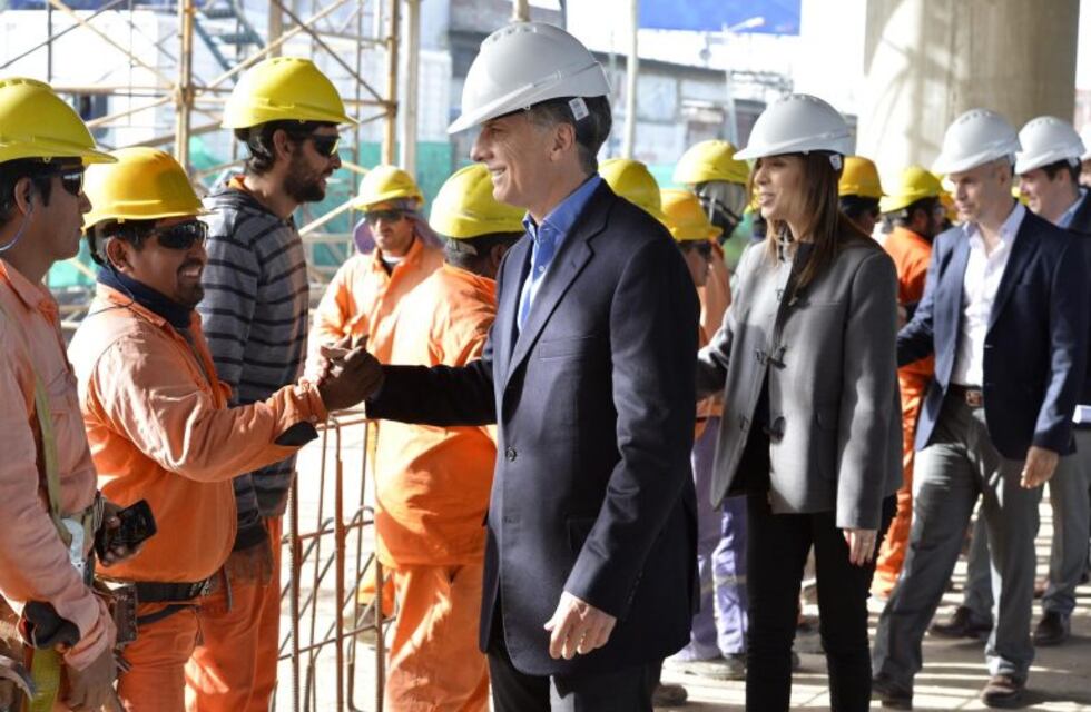 A través las redes sociales, el Presidente saludó a los trabajadores en su día: "Son la fuerza que mueve al país hacia el futuro"