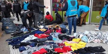 Efectivos de Policía de la Ciudad desalojan a manteros que trabajaban en el barrio porteño de Once\u002E (Prensa Policía de la Ciudad)