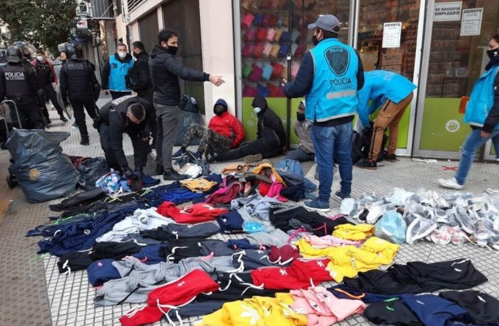 Once: mientras reabren los locales, la policía desalojó a los manteros en avenida Corrientes