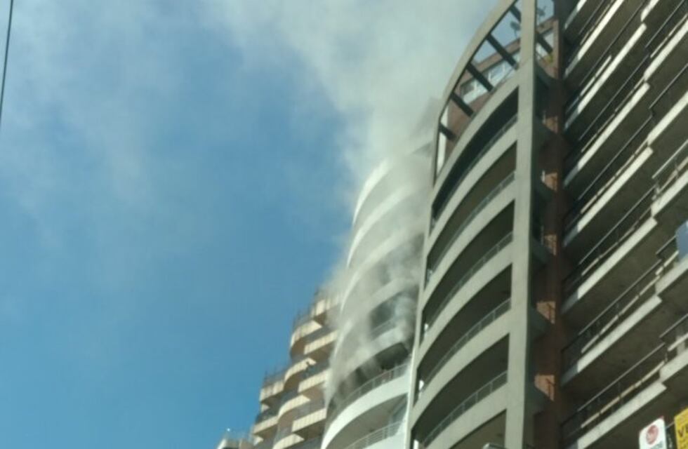 Rescataron a un anciano tras un incendio en un departamento sobre la costa central
