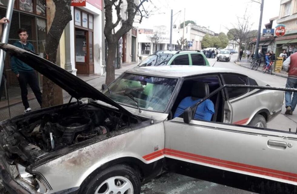 Susto por un principio de incendio en un auto en La Cumbre
