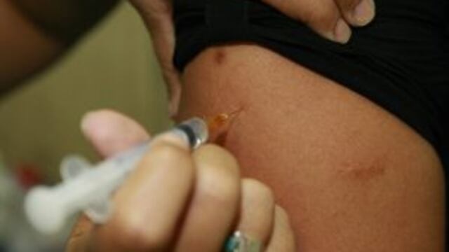 rio de janeiro brasil  vacuna para la fiebre amarilla brote enfermedad vacunas vacunacion prevencion