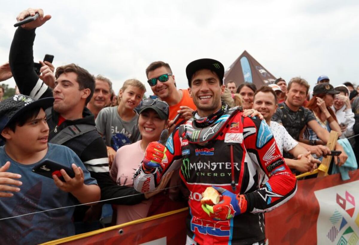 El argentino Kevin Benavides (c) (Honda) posa luego de ganar la última etapa del Dakar 2018\u002E