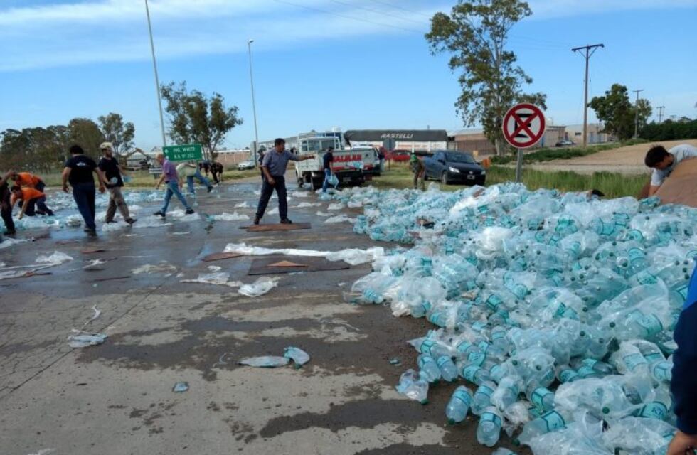 Un camión con agua volcó y lo saquearon