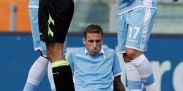 Lazio's Lucas Biglia sits on the pitch after injuring himself during a Serie A soccer match between Lazio and Empoli, at Rome's Olympic Stadium, Sunday, Sept. 25, 2016. (AP Photo/Andrew Medichini) italia Lucas Biglia campeonato torneo liga italiano italiana futbol futbolistas partido empoli lazio
