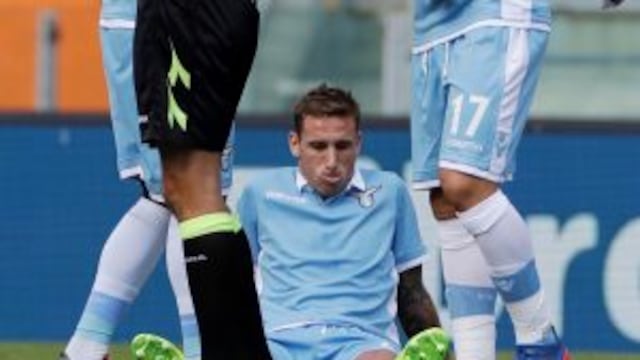 Lazio's Lucas Biglia sits on the pitch after injuring himself during a Serie A soccer match between Lazio and Empoli, at Rome's Olympic Stadium, Sunday, Sept. 25, 2016. (AP Photo/Andrew Medichini) italia Lucas Biglia campeonato torneo liga italiano italiana futbol futbolistas partido empoli lazio