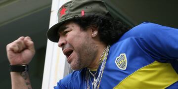 con un sombrero gorro exfutbolista exjugador de futbol en su palco en la cancha estadio bas06 _ buenos aires (argentina), 26_11_06\u002E_ el ex jugador de boca juniors, diego maradona, observa el partido entre el equipo local y coln de santa fe correspondiente a la 17ma\u002E, jornada del torneo apertura jugado hoy, domingo 26 de noviembre, en el estadio la bombonera en buenos aires (argentina)\u002E efe_czaro de luca diego armando maradona campeonato torneo apertura 2006 cancha boca futbol futbolistas partido boca juniors colon santa f