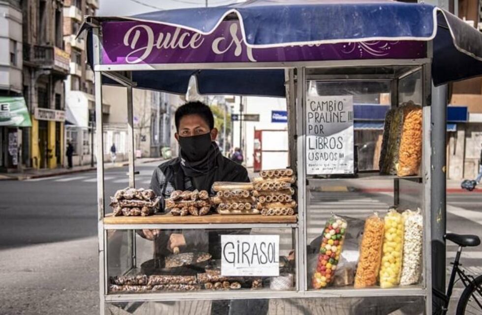 Vende praliné, acepta pesos y libros usados