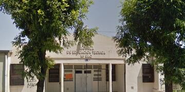 El pintor fue agredido mientras trabajaba en el frente de la Escuela Técnica 680 de Villa Gobernador Gálvez\u002E (Street View)