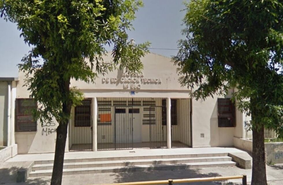 Balearon el frente de una escuela e hirieron al pintor que trabajaba en la fachada