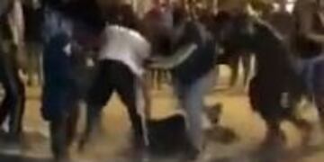 Batán: brutal golpiza de una patota a un joven que estaba inconsciente en el piso (Foto: Captura de video)