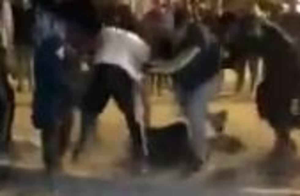 Batán: brutal golpiza de una patota a un joven que estaba inconsciente en el piso