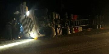 Un camión volcó a la altura de Uspallata\u002E