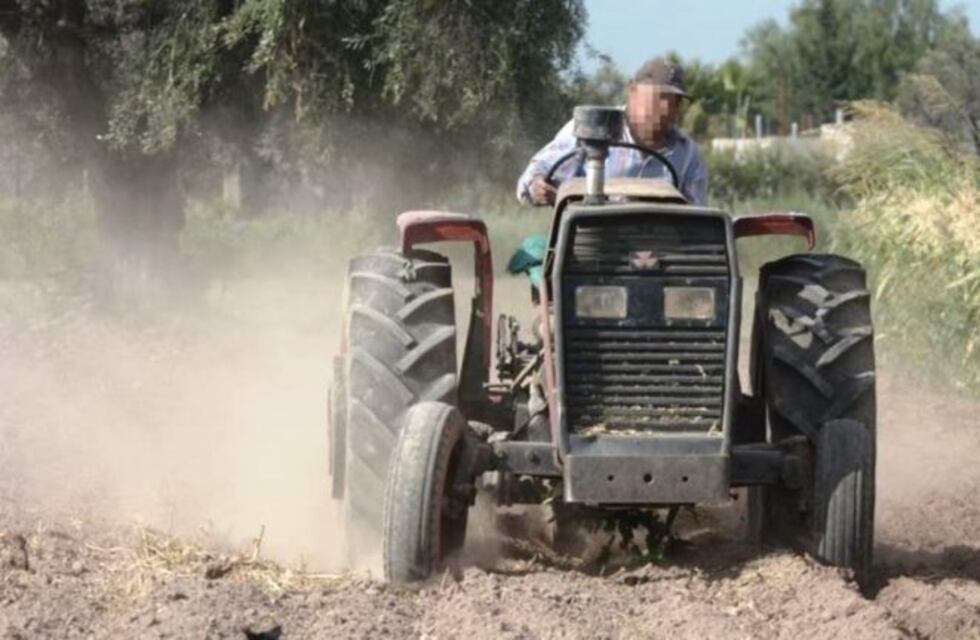 Un agricultor murió aplastado por un tractor