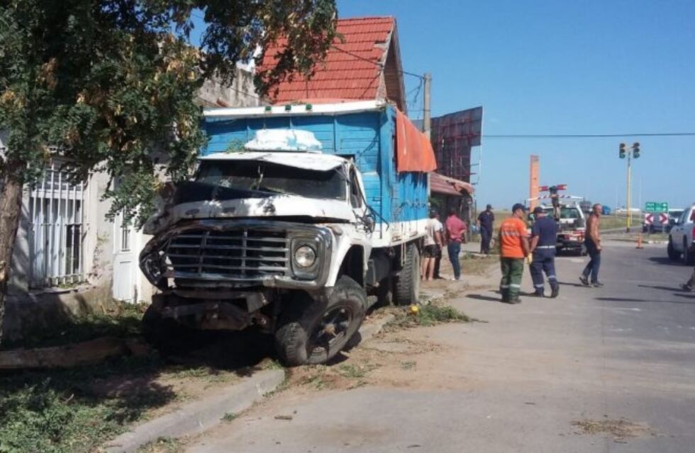Perdió el control de su camión y chocó contra todo