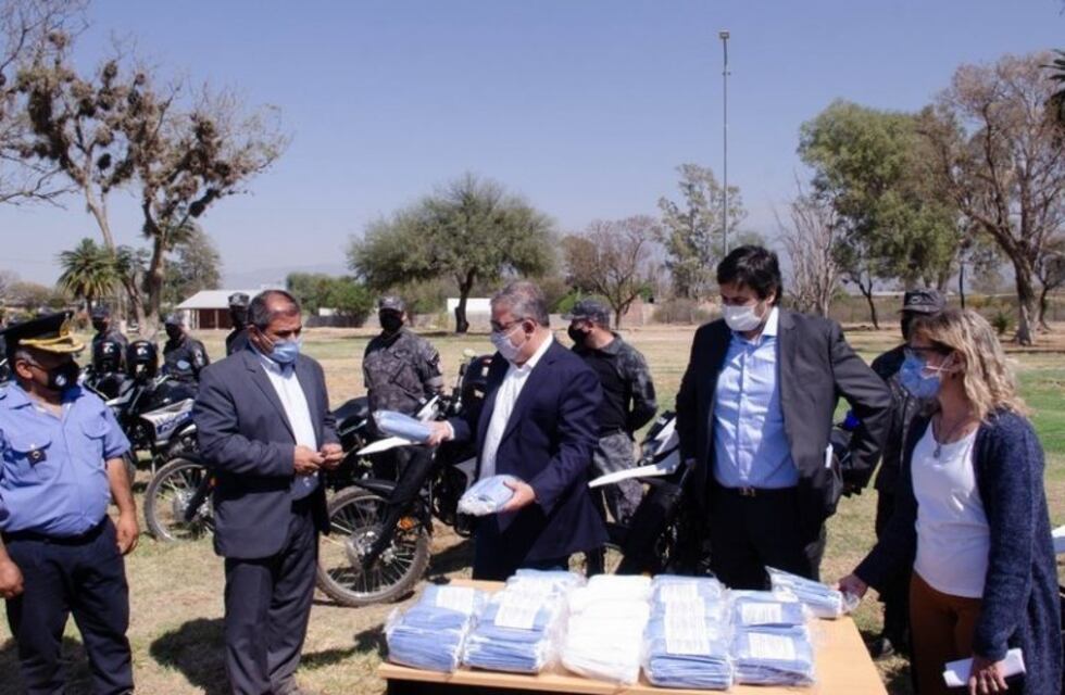 El gobernador Jalil entregó netbooks y equipamiento sanitario en Andalgalá