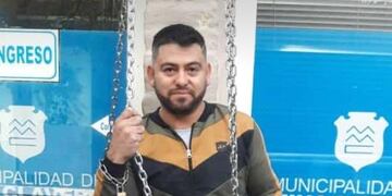 José Zarate encadenado en la Municipalidad