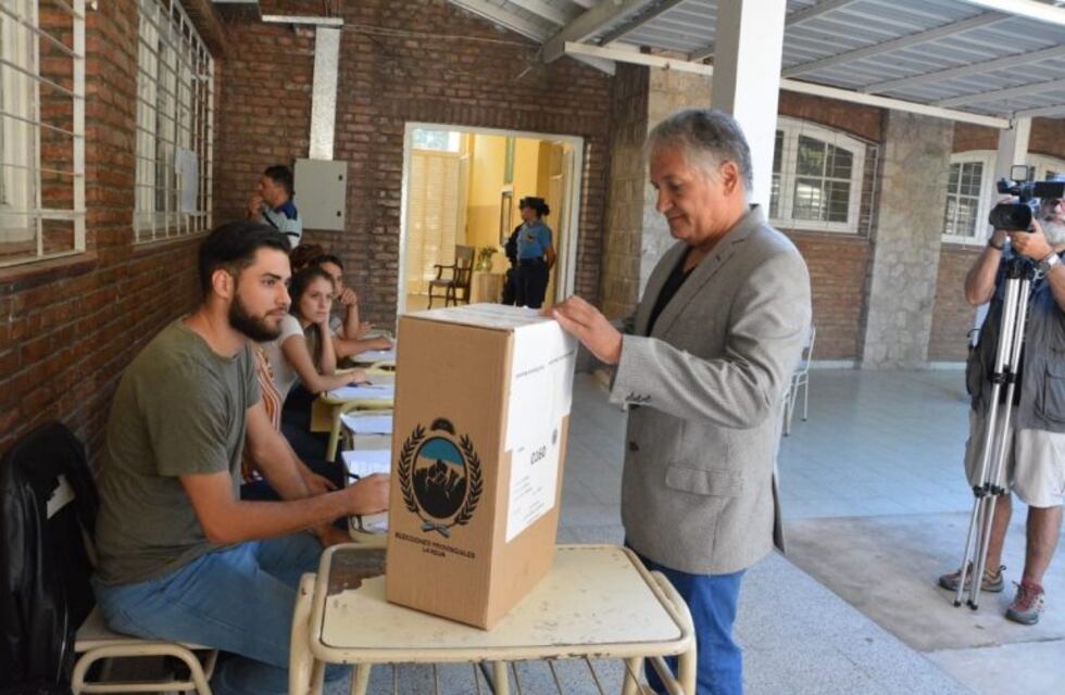 El Vicegobernador denunció que "es una jornada electoral con muchos vicios"