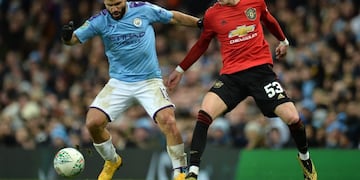 Manchester (United Kingdom), 29/01/2020\u002E- Sergio Aguero of Manchester City (L) in action against Brandon Williams of Manchester United during the Carabao Cup semi final second leg match between Manchester City and Manchester United in Manchester, Britain, 29 January 2020\u002E (Reino Unido) EFE/EPA/PETER POWELL