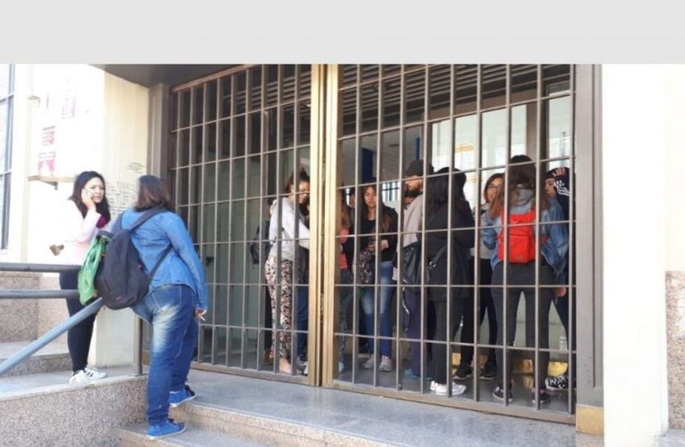 Alumnos universitarios tomaron el Rectorado en repudio al ajuste