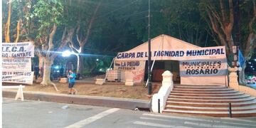 La protesta se puso en marcha el lunes a la noche en la Plaza 25 de Mayo\u002E (@emimartinez_ar)