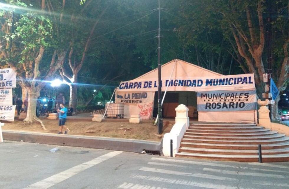 Municipales montaron carpa frente al Palacio de los Leones para pedir aumento