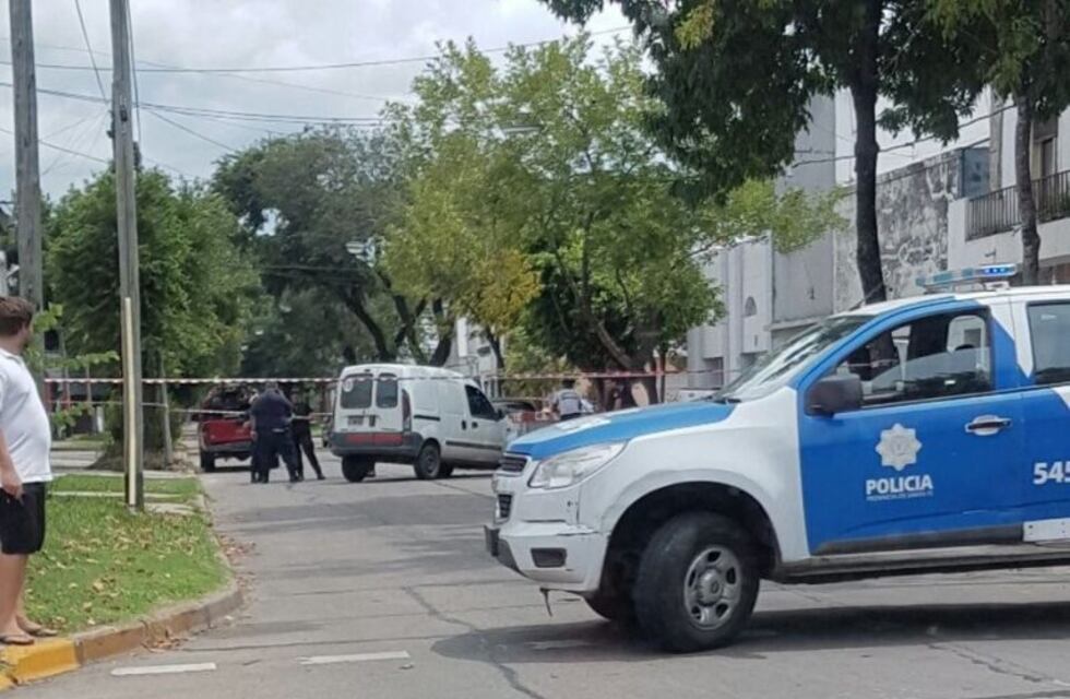 Un hombre perdió el control de su auto y murio tras chocar contra un volquete