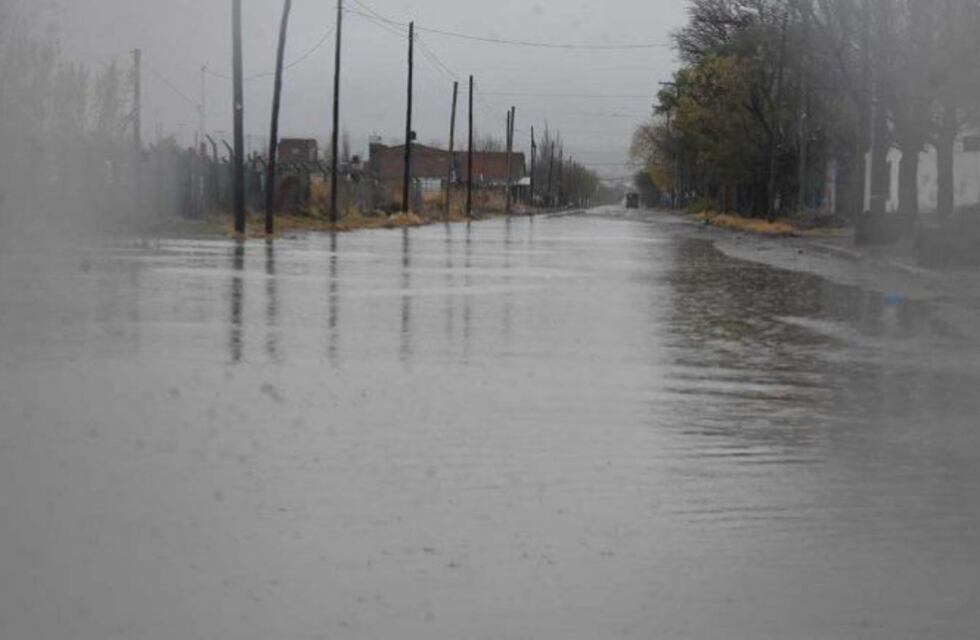 Intensas lluvias y nevadas provocan cortes de ruta y anegamientos en Neuquén