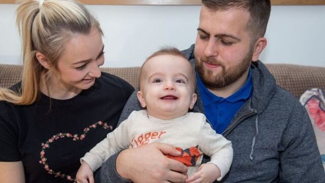 Michael Labuschange junto a sus padres\u002E