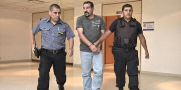 Javier Bernel de 46 años es escoltado por la Policía para asistir a la imputación por abuso sexual de 11 niñas\u002E