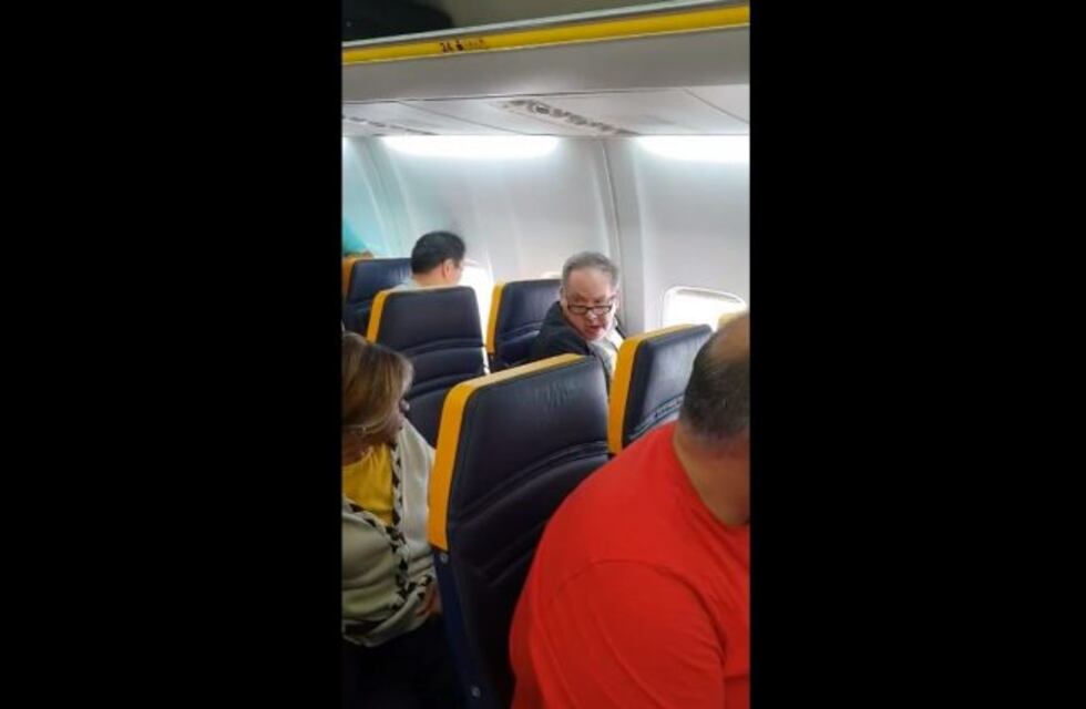 Insultó a una mujer por su color de piel y la obligó a cambiarse de asiento