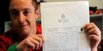 Argentine Geronimo Carolina Gonzalez Davesa, 32, shows the birth certificate granted by the local government of Mendoza, in Argentina on November 06, 2018\u002E - Gonzalez Davesa is the first Argentine to obtain a new birth certificate - from which all further personal documents will be derived- with no gender mention\u002E (Photo by Andres Larrovere / AFP) mendoza Geronimo Carolina Gonzalez Devesa primer acta de nacimiento con sexo indefinido