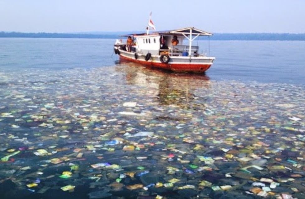 Científicos extraen muestras de aguas fueguinas y de otras cinco provincias para evaluar la contaminación plástica