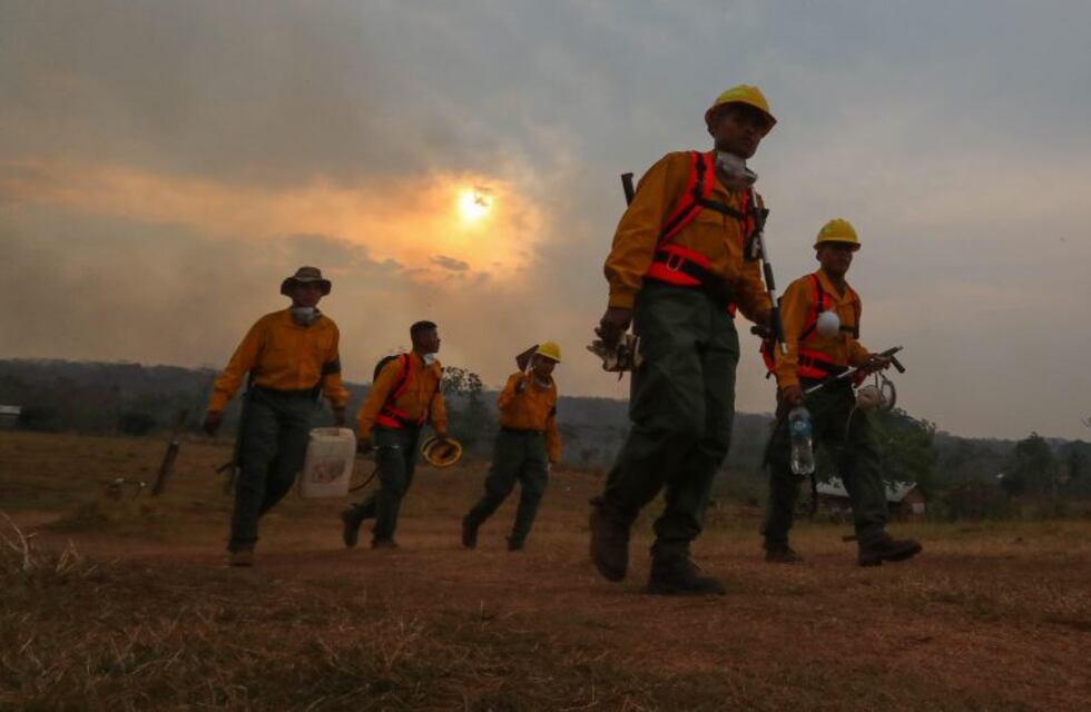 Mueren tres bomberos voluntarios que combatían incendios en Bolivia